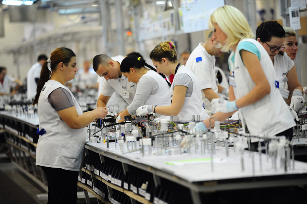 Раднику мало, газди много: Најнижа плата од 30.000 краћа за 7.000 динара од минималне потрошачке корпе